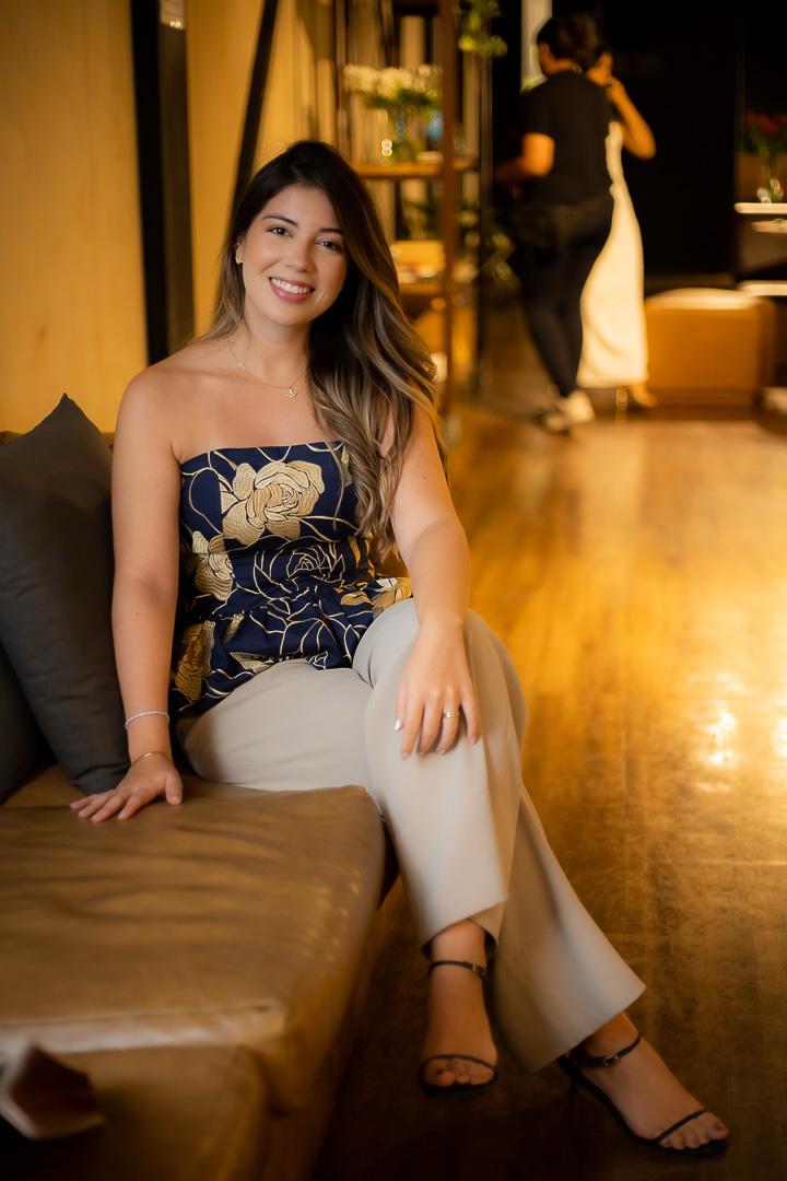 Isabela Pinheiro, nutricionista, sorrindo sentada